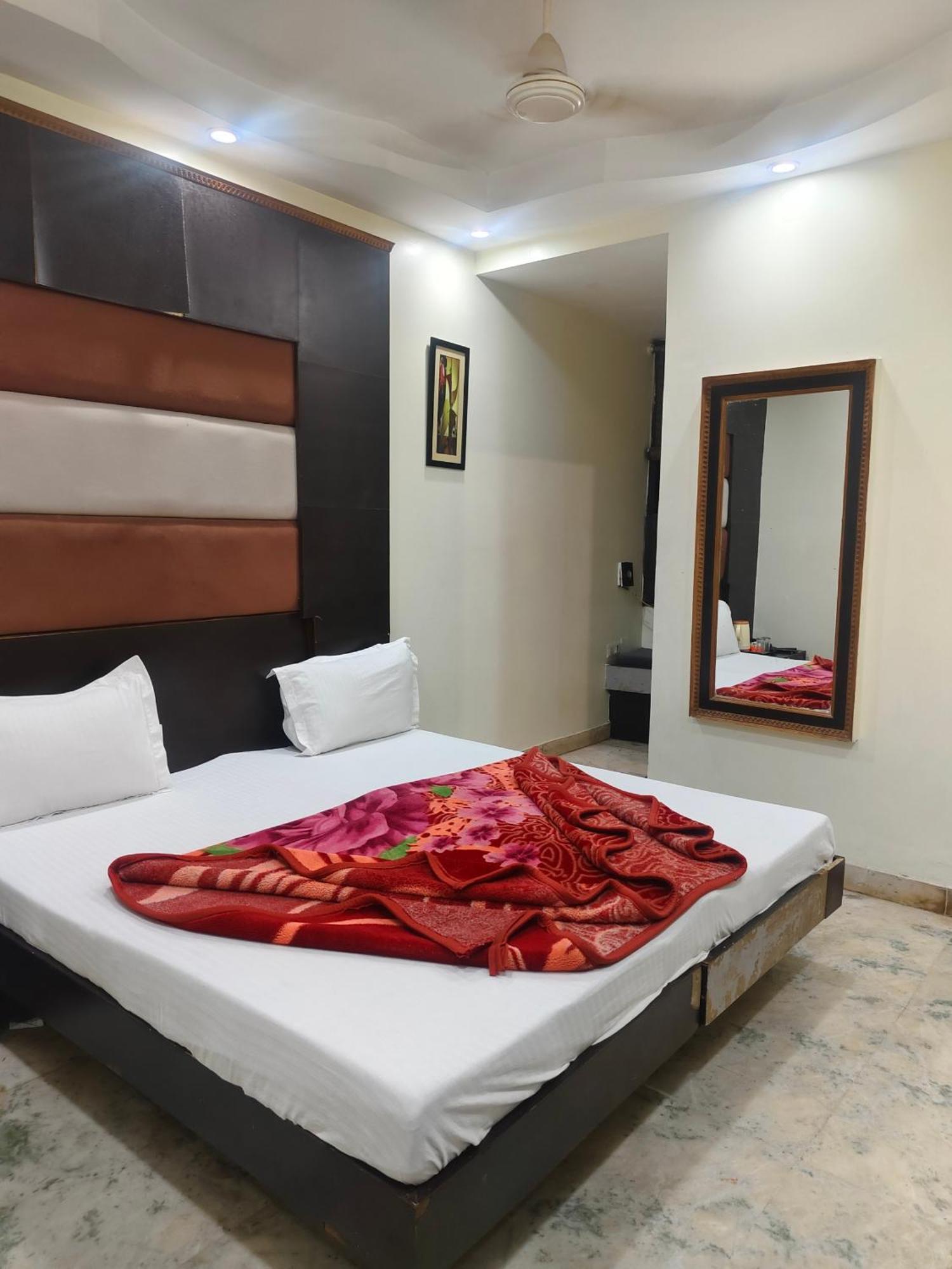 Family Spot Otel Yeni Delhi Dış mekan fotoğraf